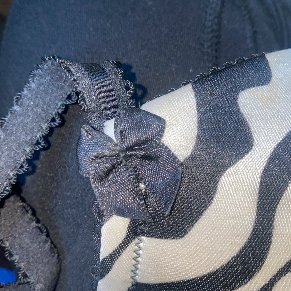 Smart and Sexy zebra print bra 34C black white, silky black lace scalloped edge - Picture 5 of 6